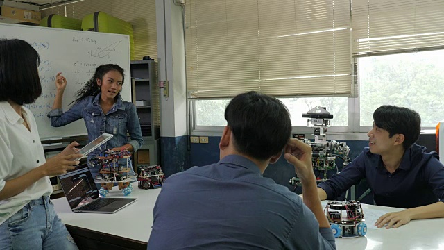 电子工程师小组会议，在车间协作建造机器人。有技术或创新观念的人。视频素材