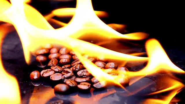燃烧咖啡颗粒在黑色背景慢动作视频下载