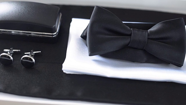桌子上有黑色领结。时尚背景。视频素材