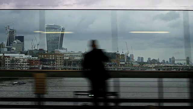 英国伦敦市中心从火车窗口观看的实时视频视频下载