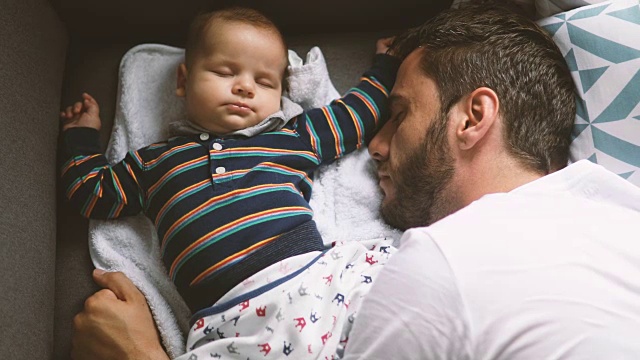 一个可爱的婴儿在他的睡眠伸展的特写视频下载