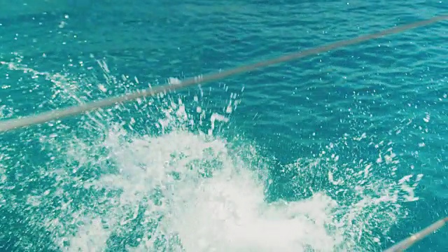 男子跳入水中视频素材