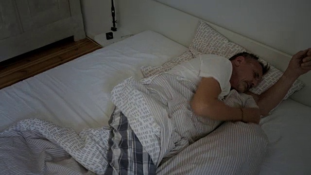 60岁出头的老人晚上在卧室睡不着觉。视频购买
