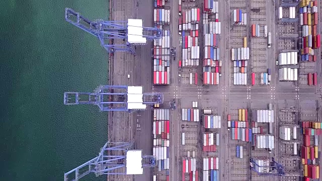 鸟瞰图，工业港口与集装箱船新加坡视频素材
