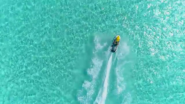 在博拉博拉热带岛屿上，无人机拍摄的个人水上摩托艇。视频下载