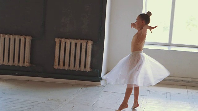 女孩在跳芭蕾舞脚尖旋转视频素材