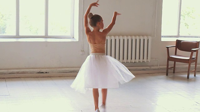 年轻的芭蕾舞演员在舞蹈工作室排练视频素材