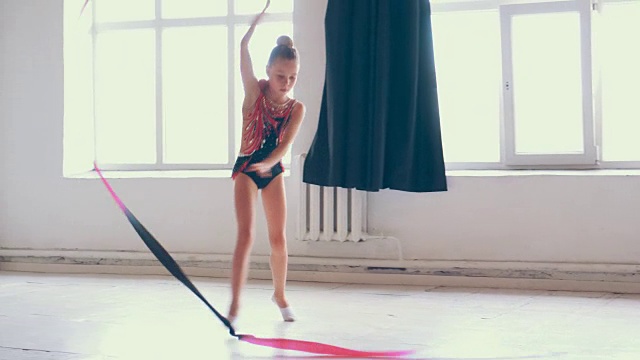 女孩用丝带练习艺术体操视频素材