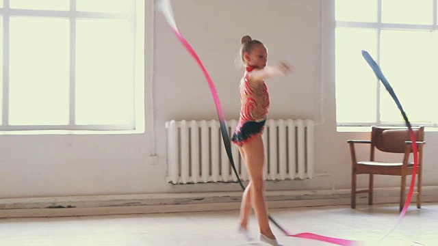 漂亮的女孩在工作室用丝带跳芭蕾舞视频素材