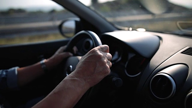 一个老人在高速公路上开车视频素材
