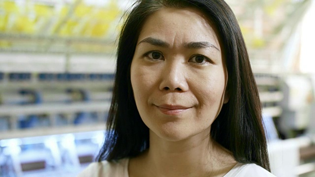中年亚洲妇女在纺织厂视频下载