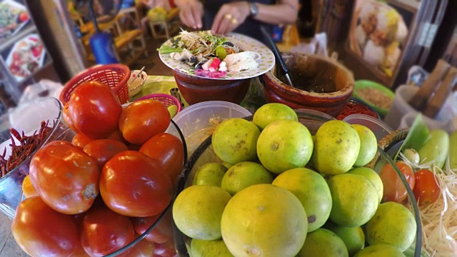 泰国木瓜沙拉，泰国的街头小吃视频素材