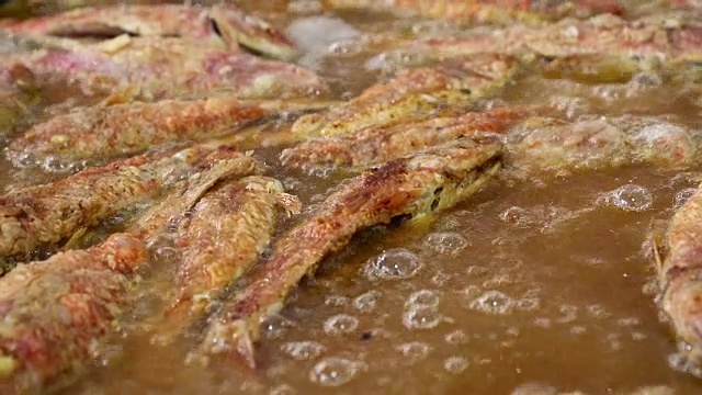 近距离烹饪油炸红鲻鱼油视频素材