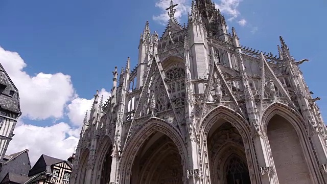 法国诺曼底鲁昂教堂的正面视频下载