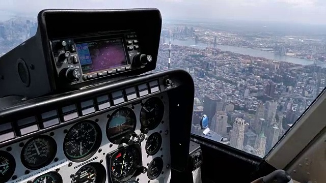 直升机驾驶舱内的观点飞过曼哈顿岛在纽约市视频素材