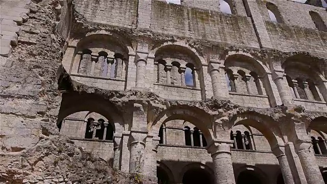 位于法国诺曼底的朱米日修道院的废墟墙视频下载