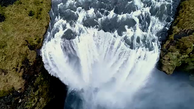 用无人机飞越冰岛著名的斯科加瀑布。视频素材