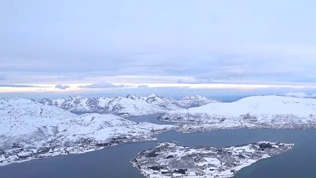 鸟瞰挪威北部特罗姆瑟附近的雪山视频素材