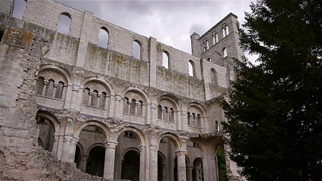 法国诺曼底朱米日修道院废墟的内墙视频下载