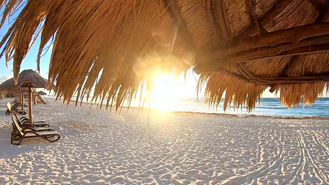 慢镜头:坎昆海滩日落视频下载