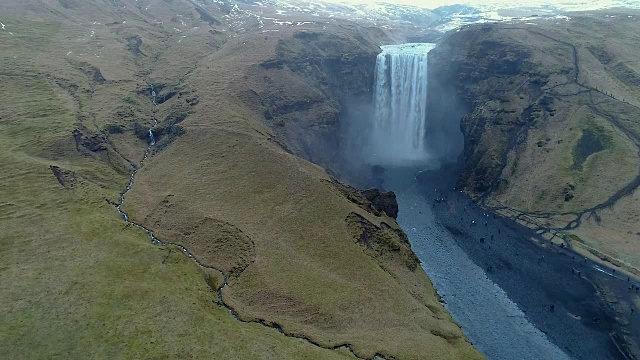 用无人机飞越冰岛著名的斯科加瀑布。视频素材