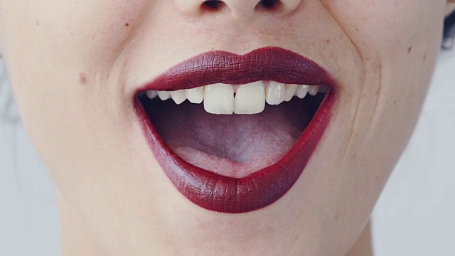女人的嘴唇与红色的口红和吻近距离观看视频素材