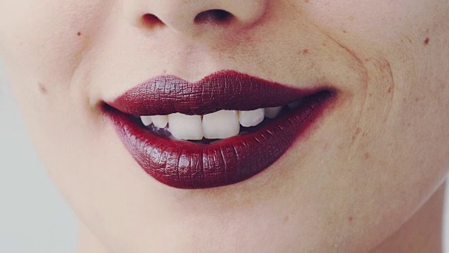 女人的嘴唇与红色的口红和吻近距离观看视频素材