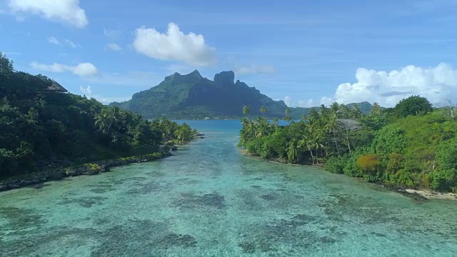 无人机拍摄的博拉博拉热带岛屿上的豪华度假村和水上别墅。视频下载
