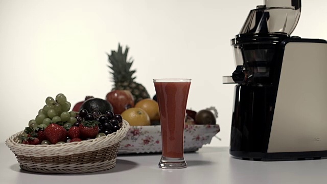 用搅拌机制作新鲜果汁视频下载