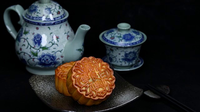 中秋节期间向朋友或家庭聚会提供月饼/月饼和中国茶/月饼上的汉字代表“重白”的英文视频下载