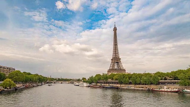法国巴黎时光流逝4K，塞纳河和埃菲尔铁塔的城市天际线时光流逝视频素材