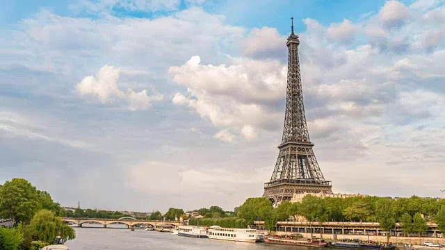 法国巴黎时间流逝4K，塞纳河和埃菲尔铁塔的城市天际线时间流逝崩塌视频素材