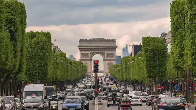 法国巴黎时间流逝4K，凯旋门和香榭丽舍大道的城市天际线时间流逝视频素材