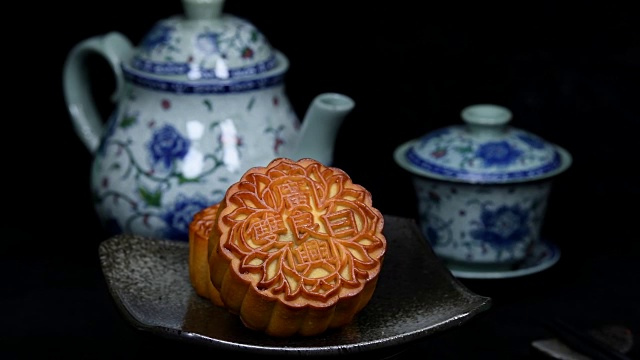 中秋节期间向朋友或家庭聚会提供月饼/月饼和中国茶/月饼上的汉字代表“重白”的英文视频下载