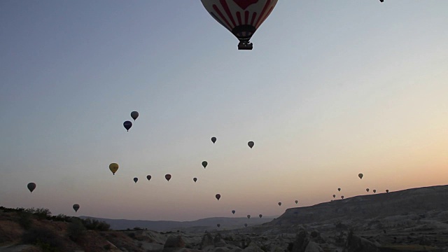 许多热气球在黄昏时在天空中飞行视频素材