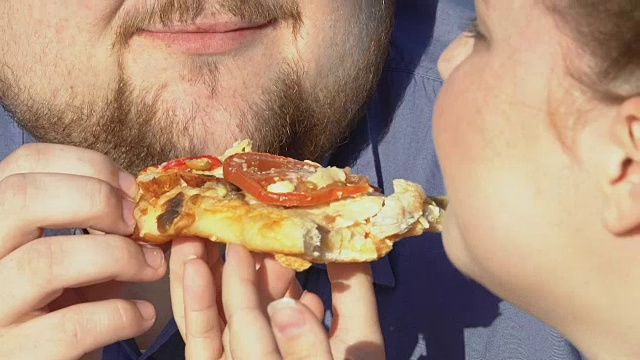 超大号夫妇咬高热量披萨片，垃圾食品，超重原因视频下载