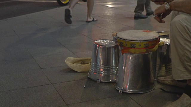 街头音乐家鼓手用桶演奏，慢动作视频下载