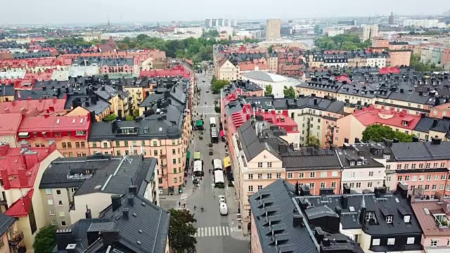 飞越斯德哥尔摩市中心的公寓楼视频下载
