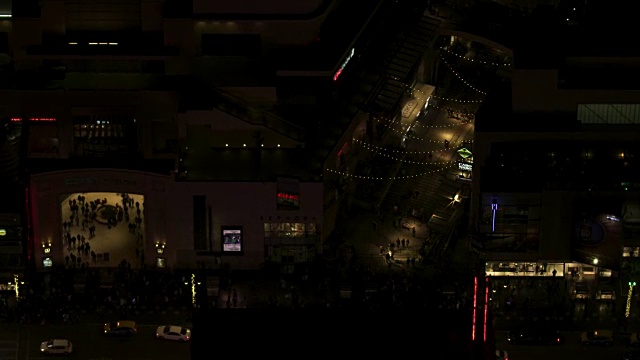 轨道拍摄的杜比剧院大楼和庭院入口的夜晚视频下载