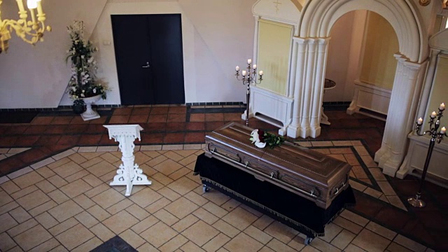 在东正教教堂举行的葬礼上的棺材视频下载