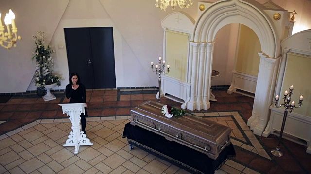 悲伤的女人和棺材在东正教的葬礼上视频下载