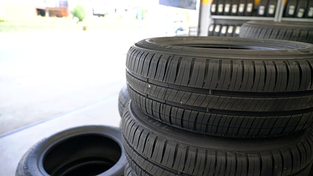 汽车轮胎堆放在车库里。视频素材