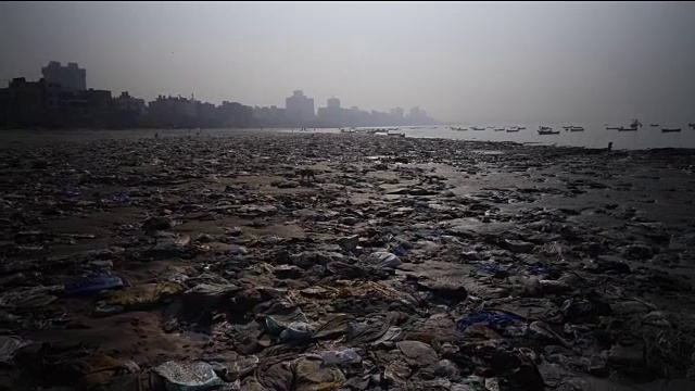 海滩上的塑料垃圾和垃圾视频素材