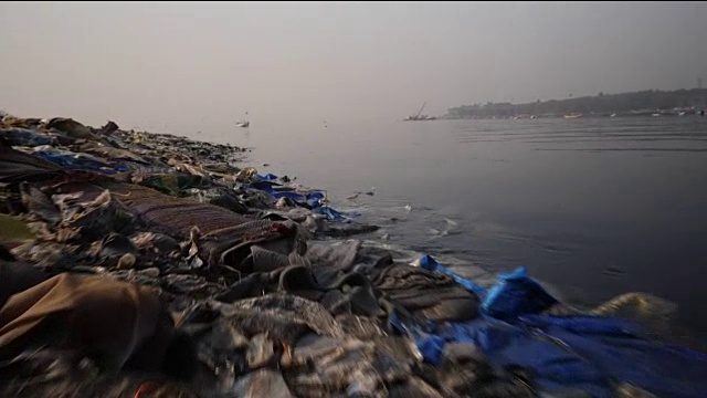 海滩上的塑料垃圾和垃圾视频下载