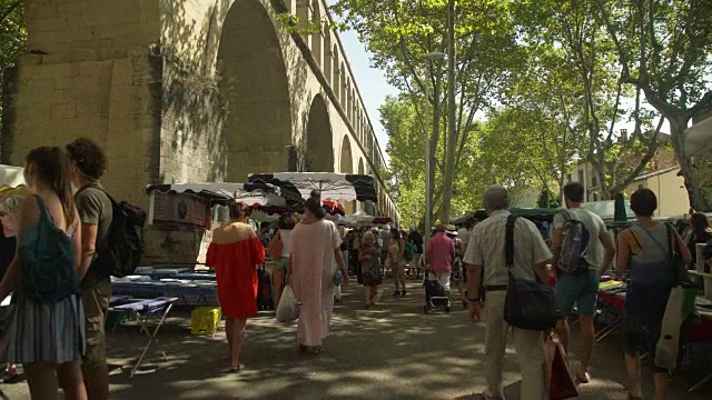 蒙彼利埃圣克莱门特渡槽下的欧洲街市视频下载