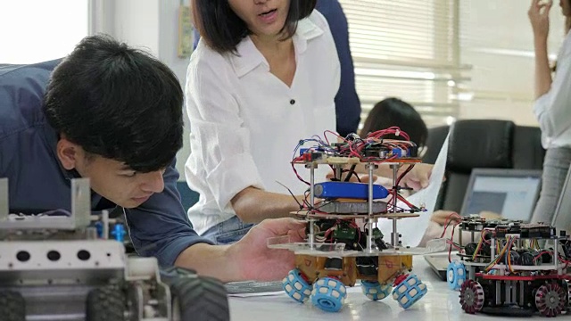 电子工程师团队一起工作，在一个项目上合作建造机器人。有技术或创新观念的人。视频素材