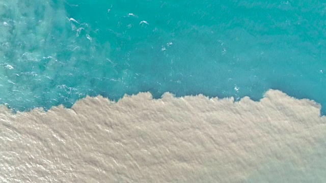 希腊帕特拉斯市里约热内卢河和海水混合的鸟瞰图。视频下载