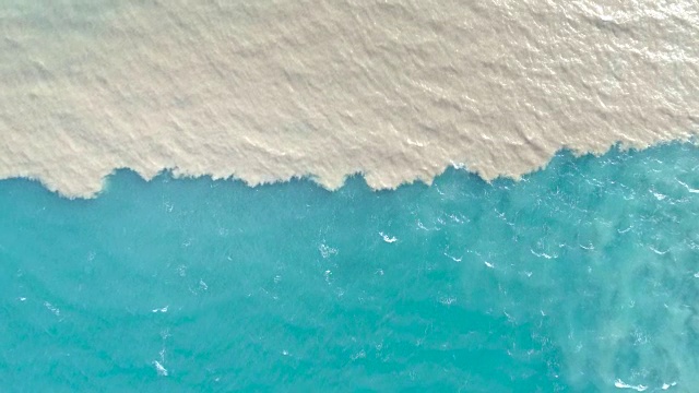 希腊帕特拉斯市里约热内卢河和海水混合的鸟瞰图。视频下载