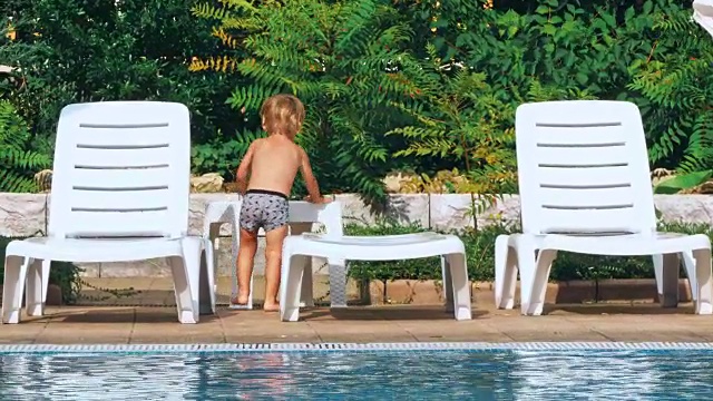 泳池边快乐的小男孩。视频素材