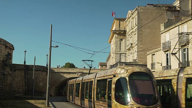 蒙彼利埃的标志性形象与有轨电车和凯旋门杜佩隆视频素材